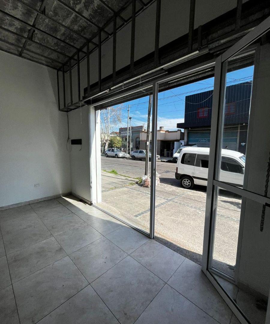 Foto de ALQUILO LOCAL COMERCIAL SOBRE AV. VILLA DE LUJÁN – LANÚS ESTE, imagen 3