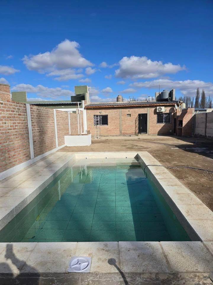 Foto de Casa en venta + quincho + pileta en B° La Encantada Plottier, imagen 2