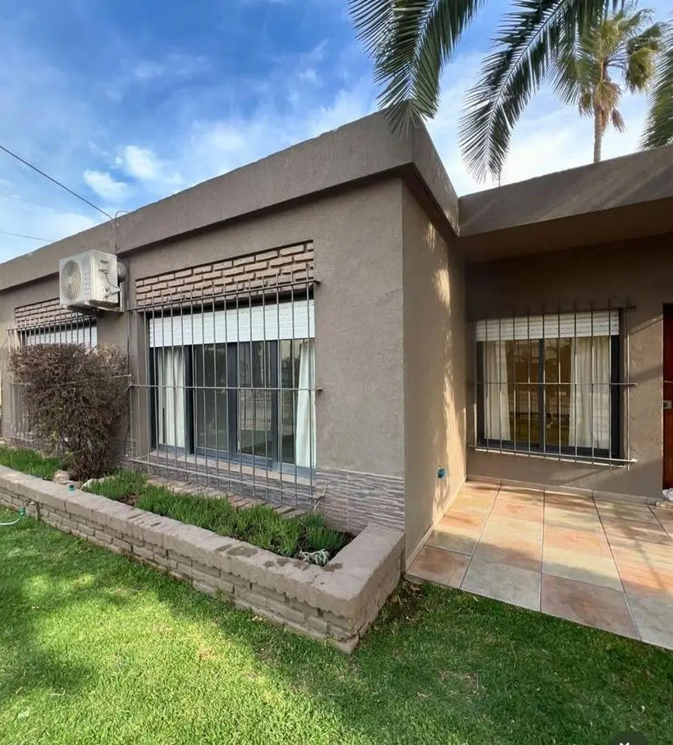 CASA 4 AMBIENTES EN VENTA - MORENO 1