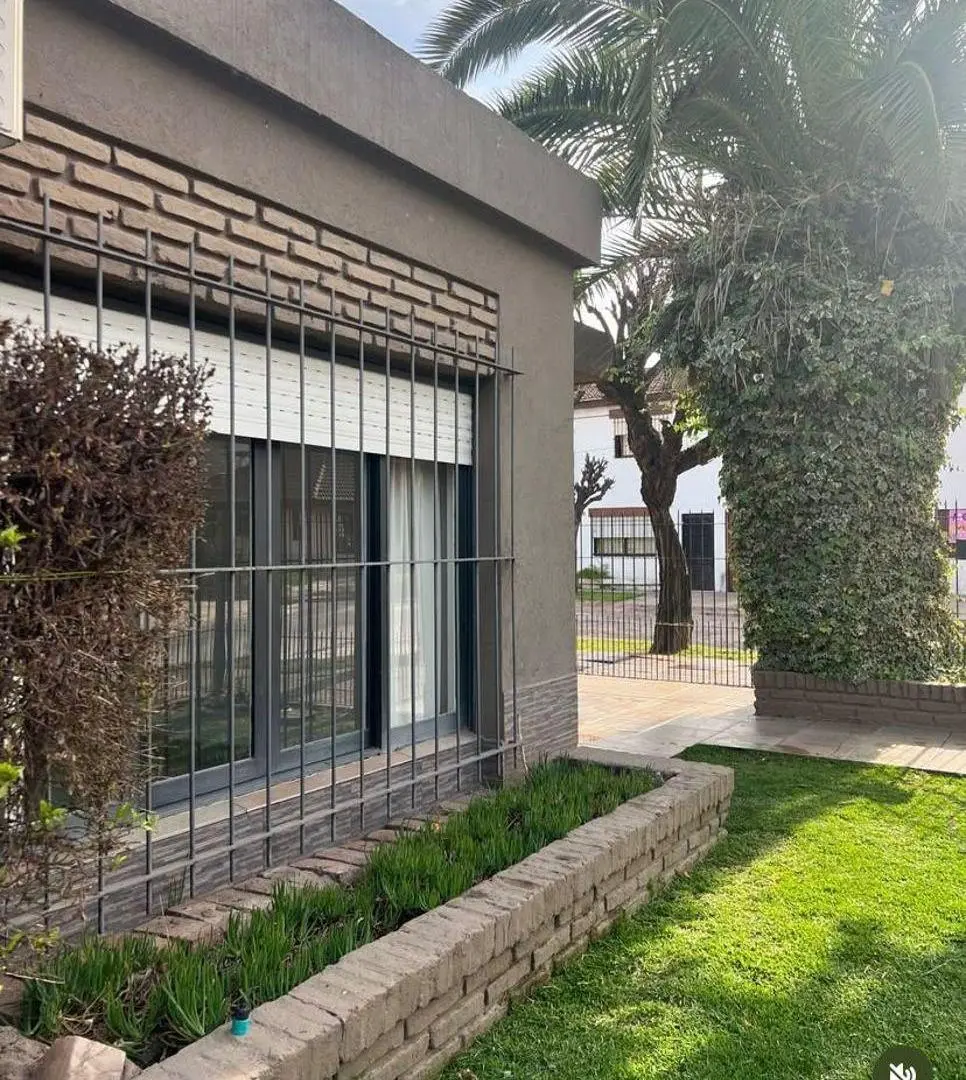 CASA 4 AMBIENTES EN VENTA - MORENO 2