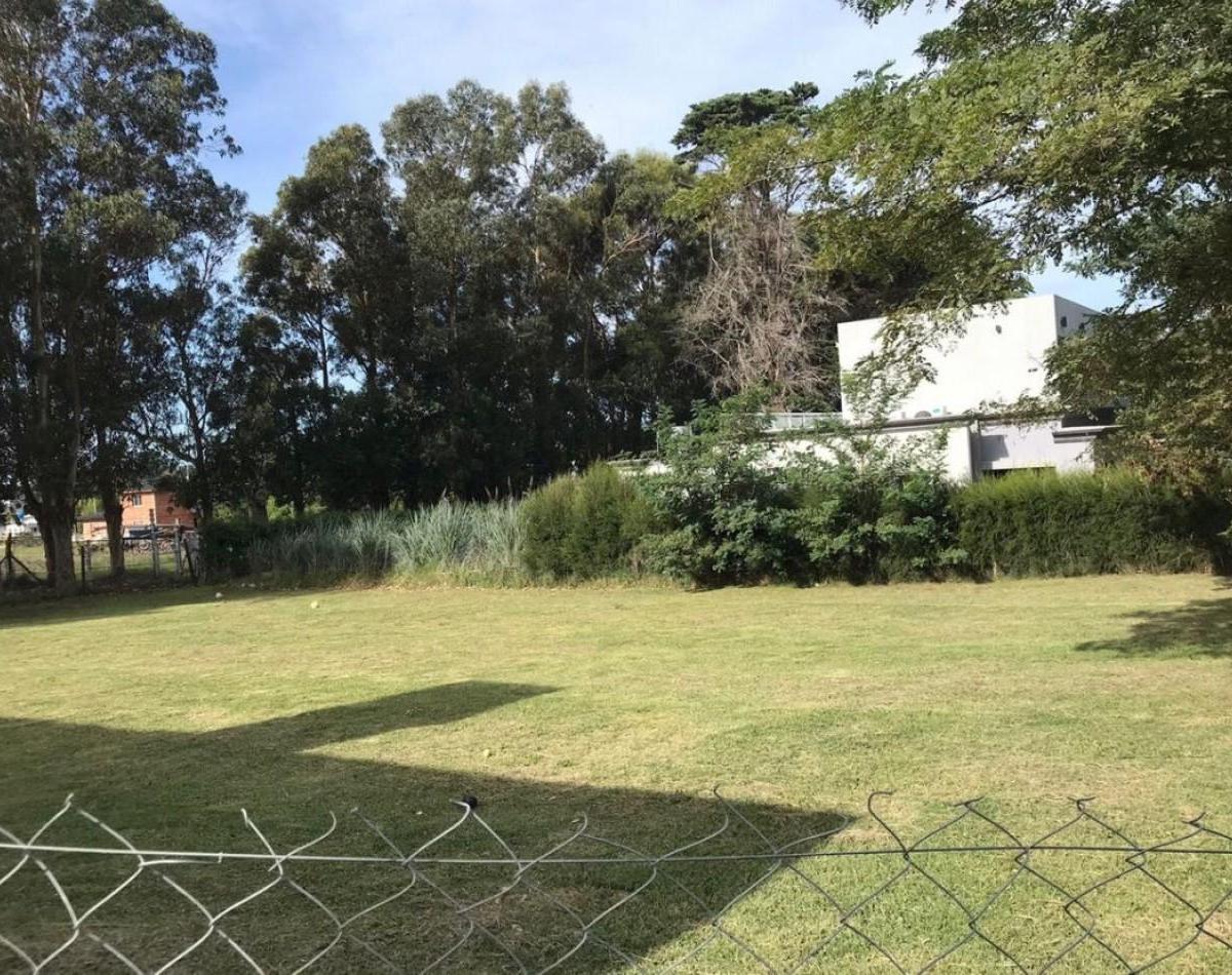 Lote de 870 m² en El Barrio Privado Barrancas de San Benito 2