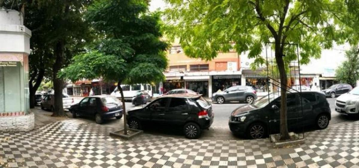 Foto de LOCAL COMERCIAL DE 138M2 EN LA PERLA VENDE, PERMUTA Y ALQUILA, imagen 2