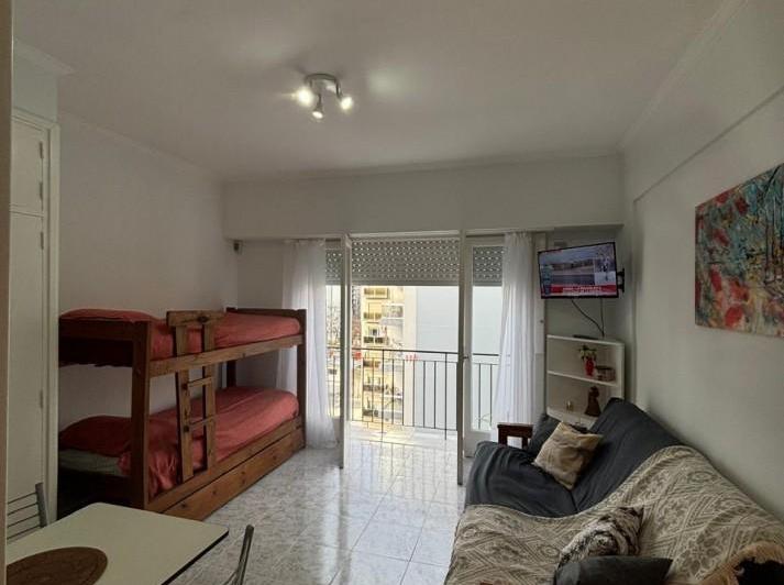 DEPARTAMENTO 1 AMBIENTE AMPLIO AL LATERAL CON BALCON, PARA 3 PERSONAS EN ALDREY, SE ALQUILA POR DIA 
