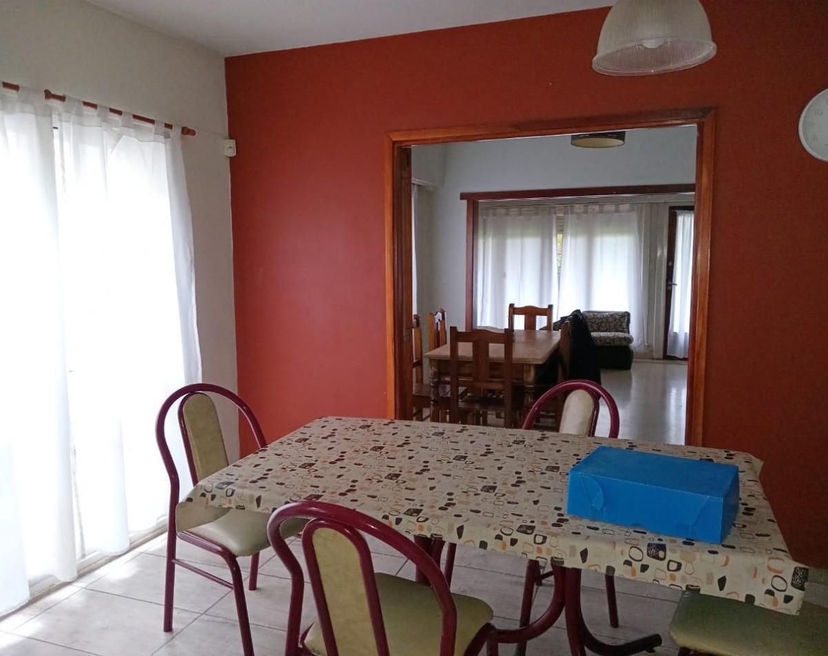 Casa en Esquina de 3 Ambientes con Garaje y Parque en Caisamar 4