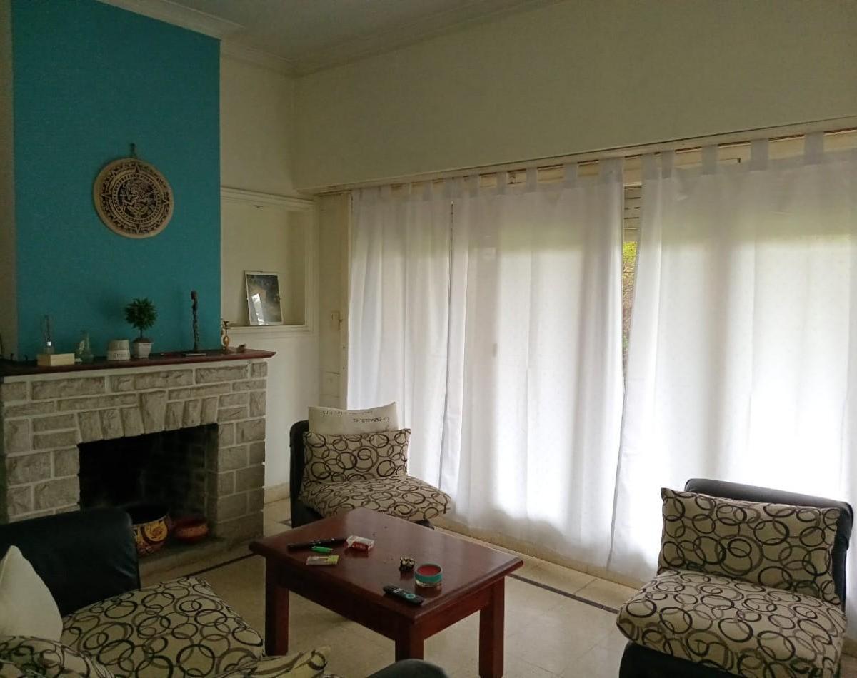 Casa en Esquina de 3 Ambientes con Garaje y Parque en Caisamar 1
