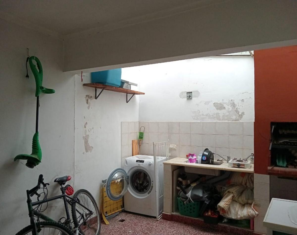 Casa en Esquina de 3 Ambientes con Garaje y Parque en Caisamar 3