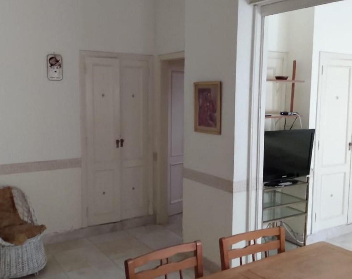 Departamento de 3 Ambientes a La Calle con Patio en Miramar