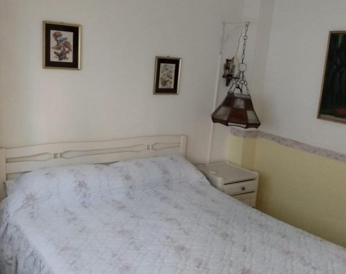 Departamento de 3 Ambientes a La Calle con Patio en Miramar 2