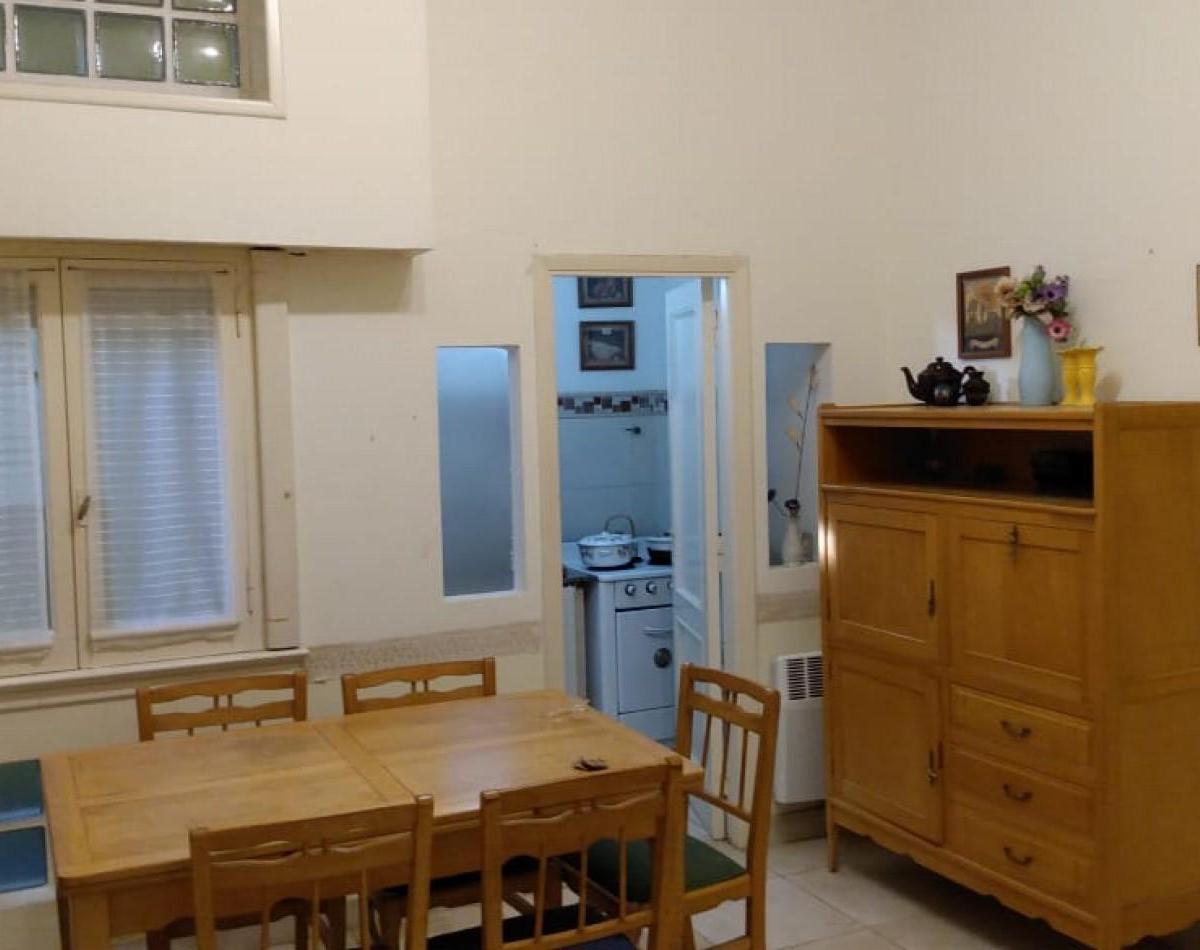 Departamento de 3 Ambientes a La Calle con Patio en Miramar 3