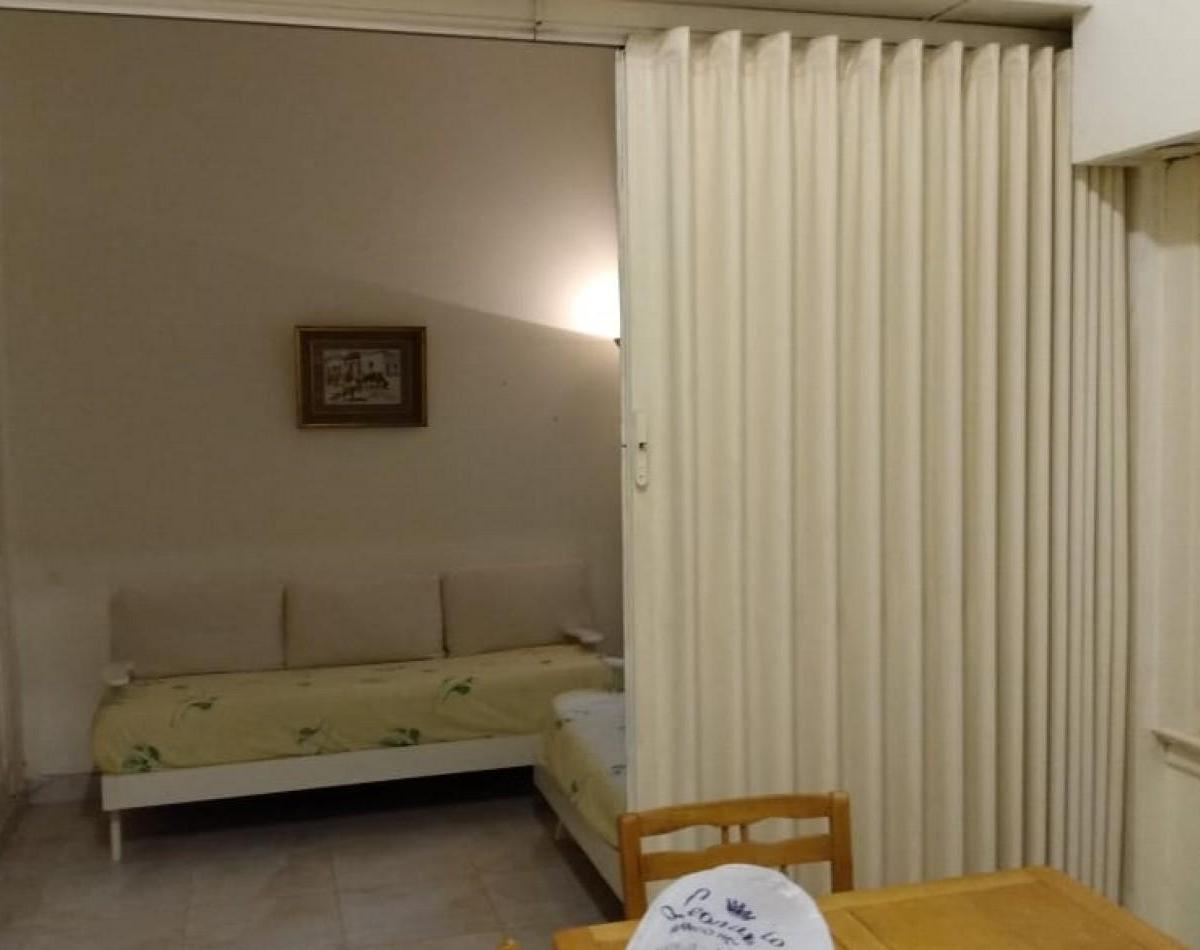 Departamento de 3 Ambientes a La Calle con Patio en Miramar 1