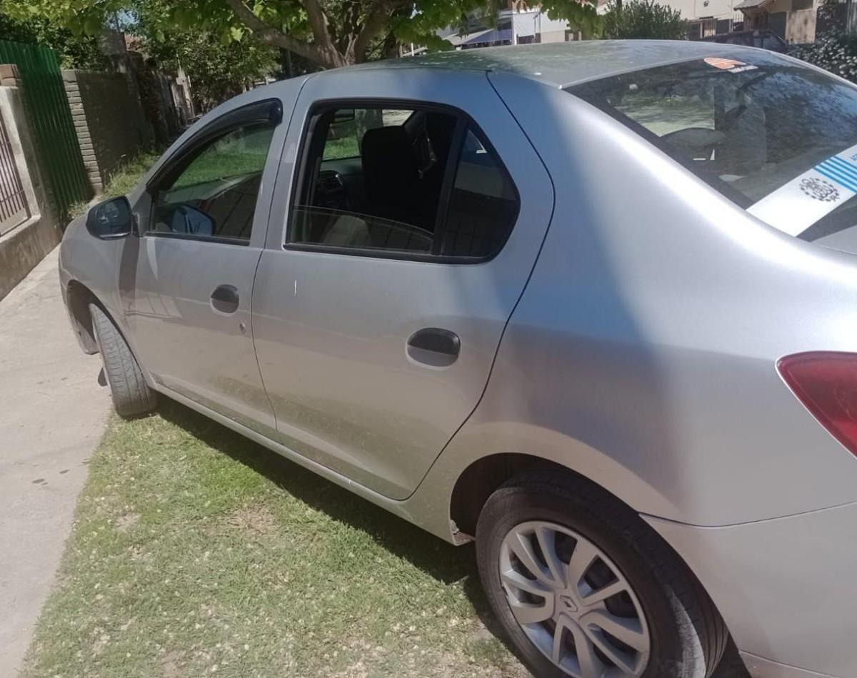 Vehiculo Renault Logan Habilitado Para Remis con Licencia Incluida Vende o Permuta 1