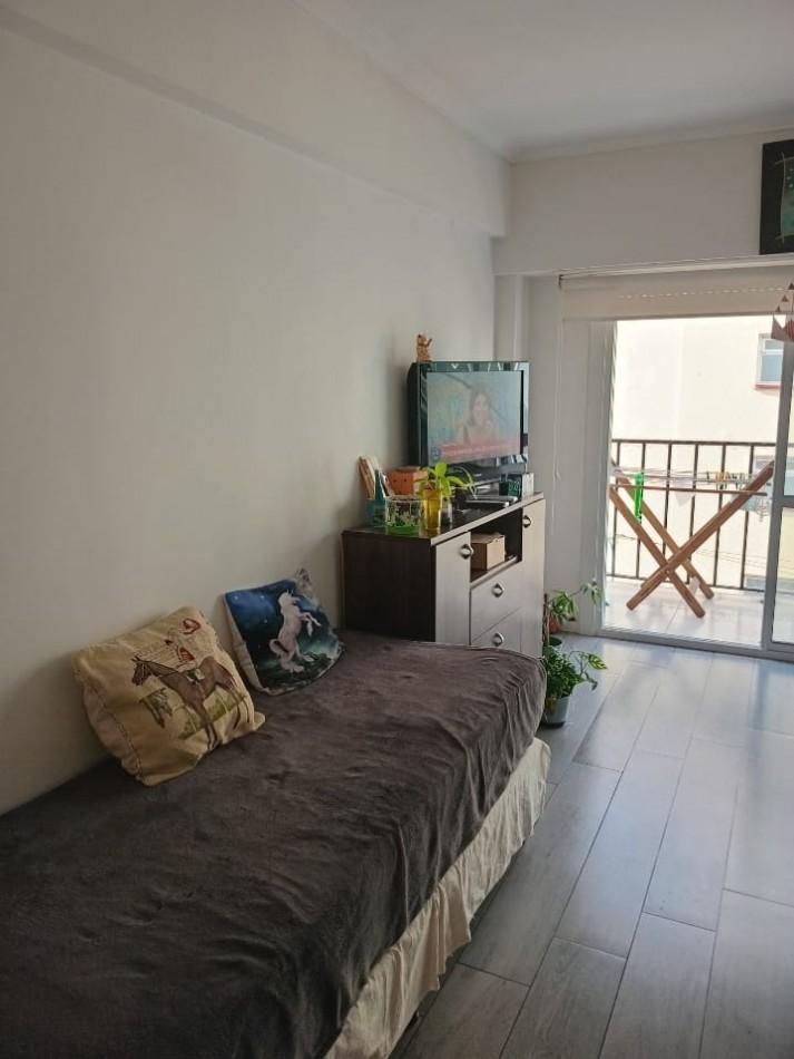 Foto de DEPARTAMENTO 3 AMB CON BALCON SALIENTE A LA CALLE EN EL CENTRO. APTO, imagen 3