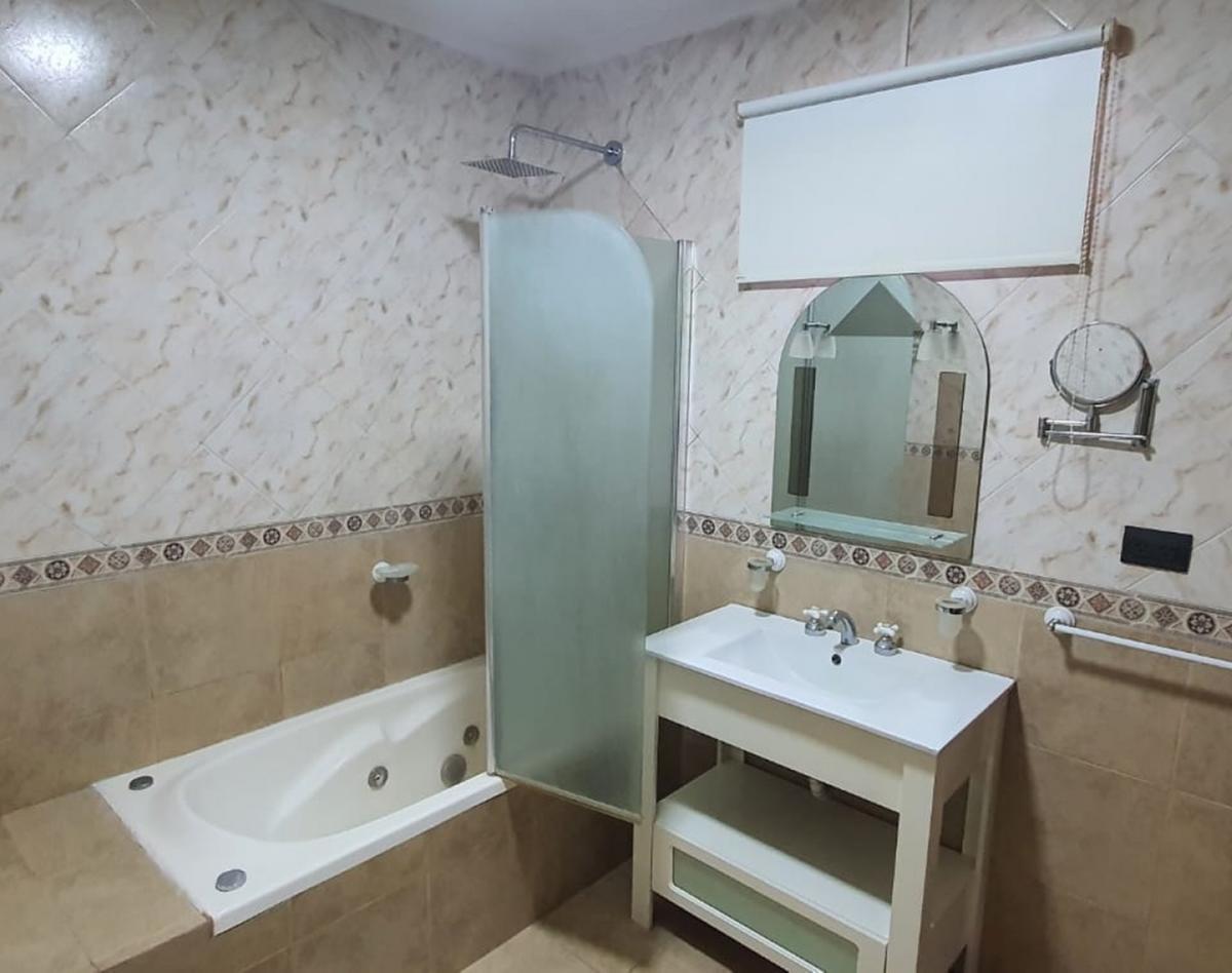 Casa 4 Ambientes con Parque y Garaje en Miramar 1