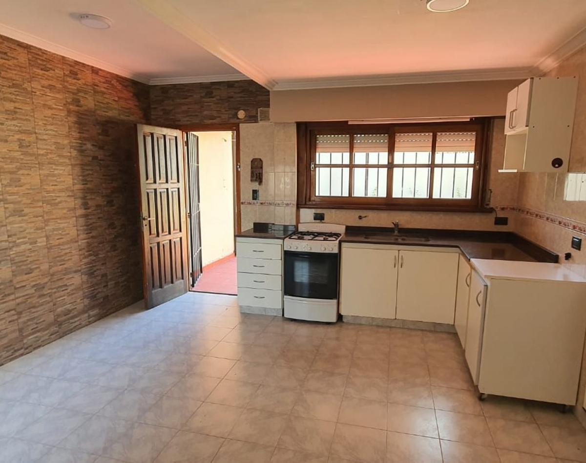 Casa 4 Ambientes con Parque y Garaje en Miramar 5