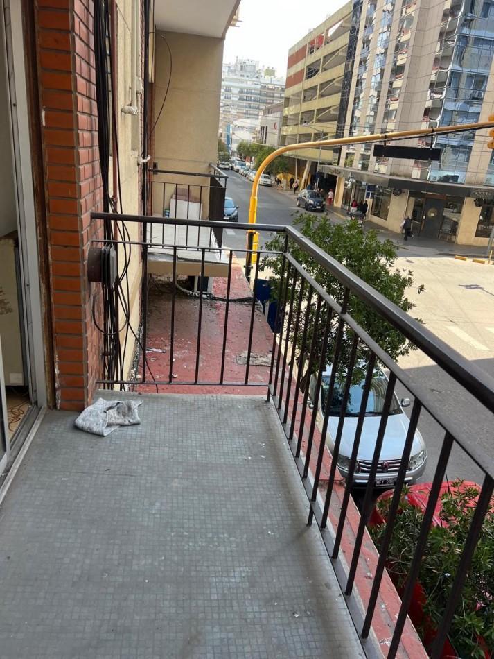 DEPARTAMENTO DE 1 AMBIENTE CON BALCON A LA CALLE Y COCHERA EN EL CENTRO. APTO CREDITO