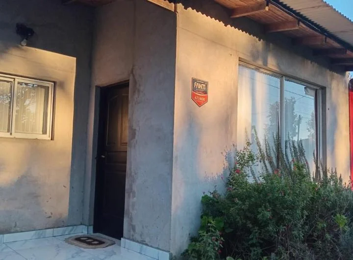 CHALET 4 AMB CON LOCAL Y PARQUE EN LOS ACANTILADOS . APTO CREDITO. URGENCIA DE VENTA