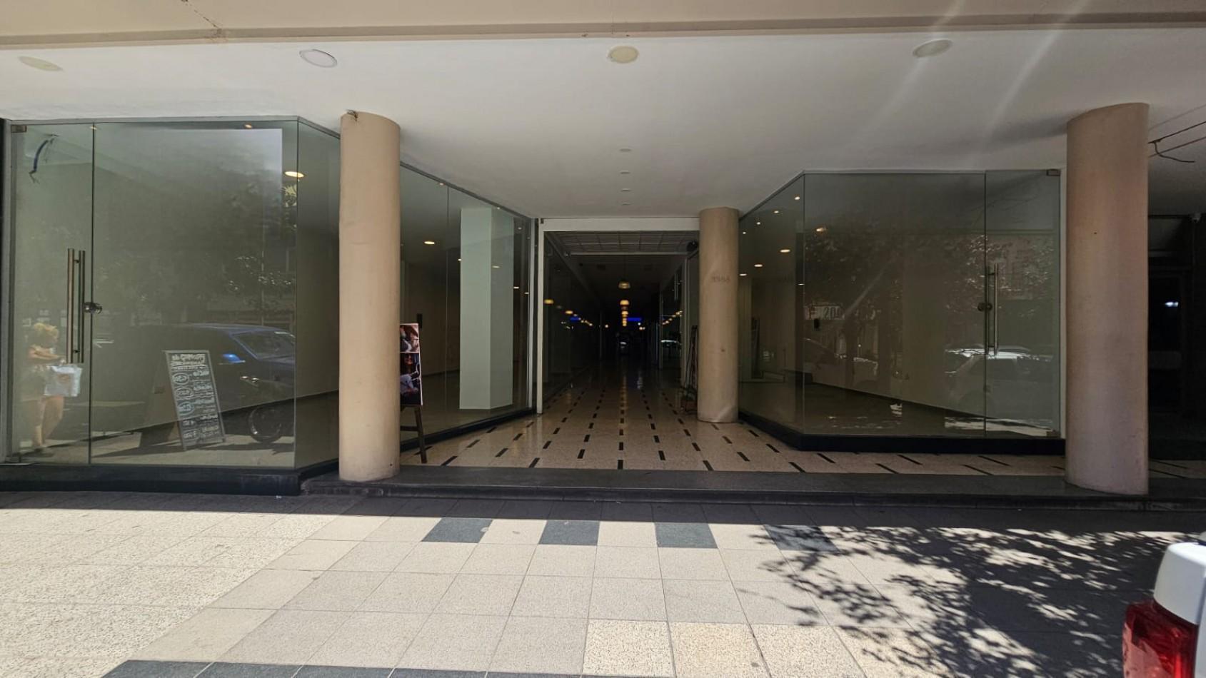 Foto de DOS LOCALES EN BLOCK A LA CALLE EN GALERIA EN EL CENTRO (FINANCIA), imagen 1