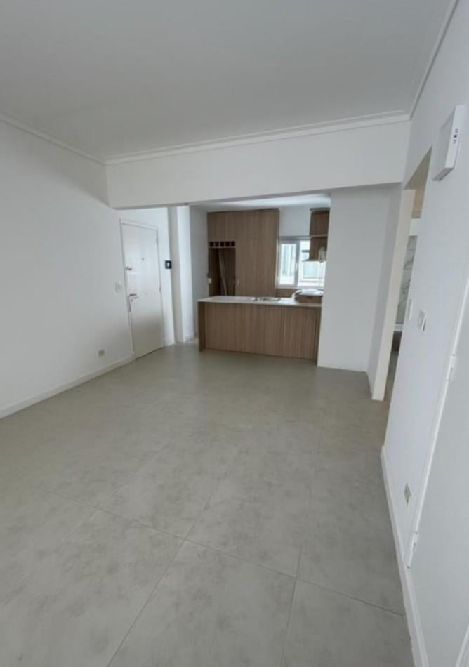 DEPARTAMENTO 3 AMBIENTES AL LATERAL EN PLAZA MITRE
