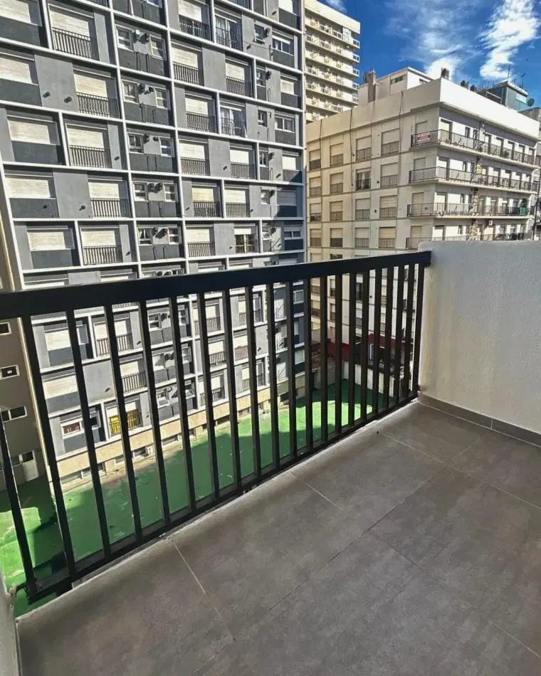 DEPARTAMENTO 2 AMBIENTES AL FRENTE CON DEPENDENCIA, BALCON Y VISTA A PLAZA COLON 3