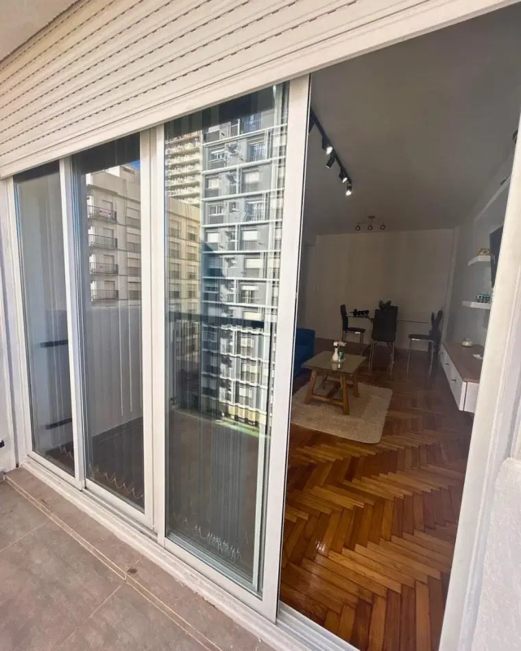 DEPARTAMENTO 2 AMBIENTES AL FRENTE CON DEPENDENCIA, BALCON Y VISTA A PLAZA COLON 4
