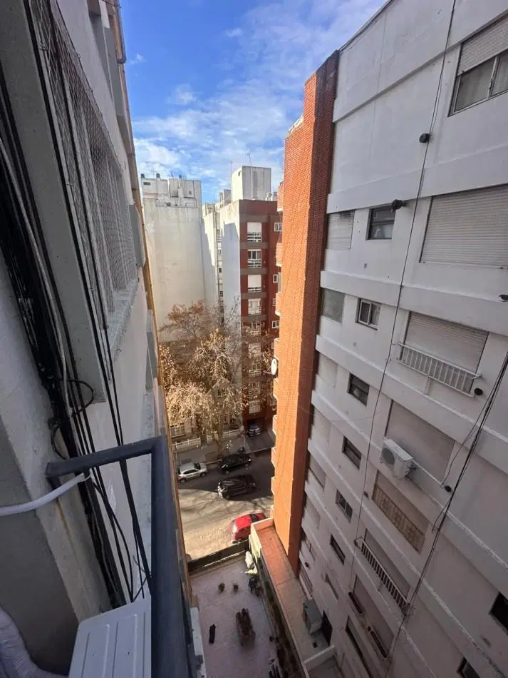 DEPARTAMENTO 1 AMBIENTE Y MEDIO DESPLAZADO CON BALCON SALIENTE AL LATERAL 3