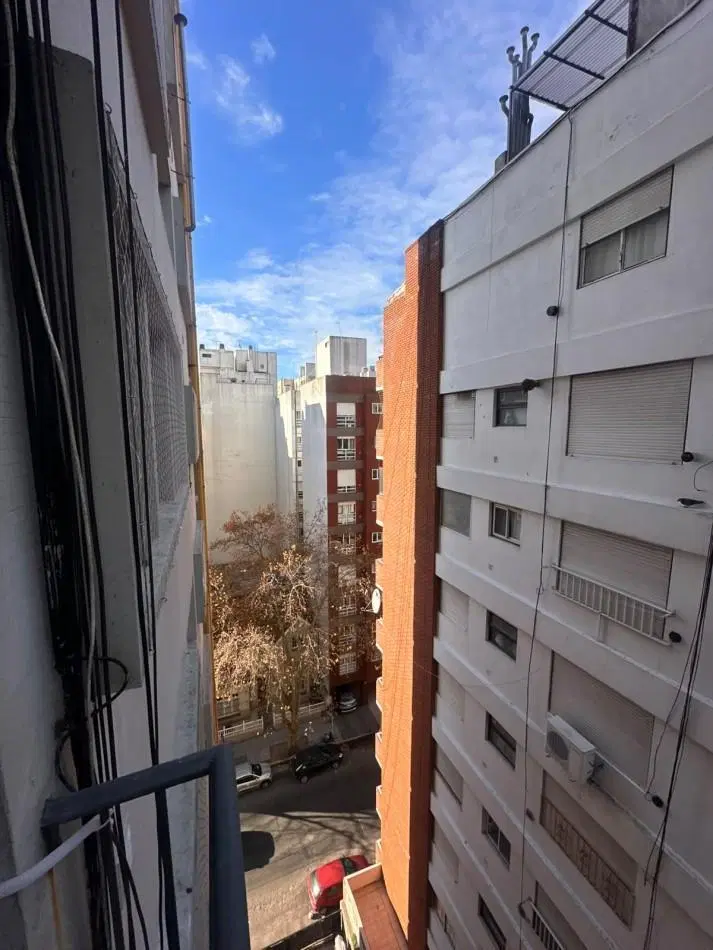DEPARTAMENTO 1 AMBIENTE Y MEDIO DESPLAZADO CON BALCON SALIENTE AL LATERAL 4