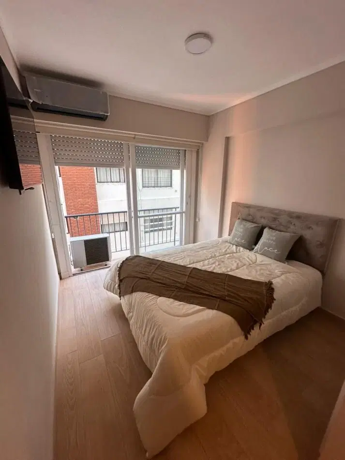 DEPARTAMENTO 1 AMBIENTE Y MEDIO DESPLAZADO CON BALCON SALIENTE AL LATERAL 3