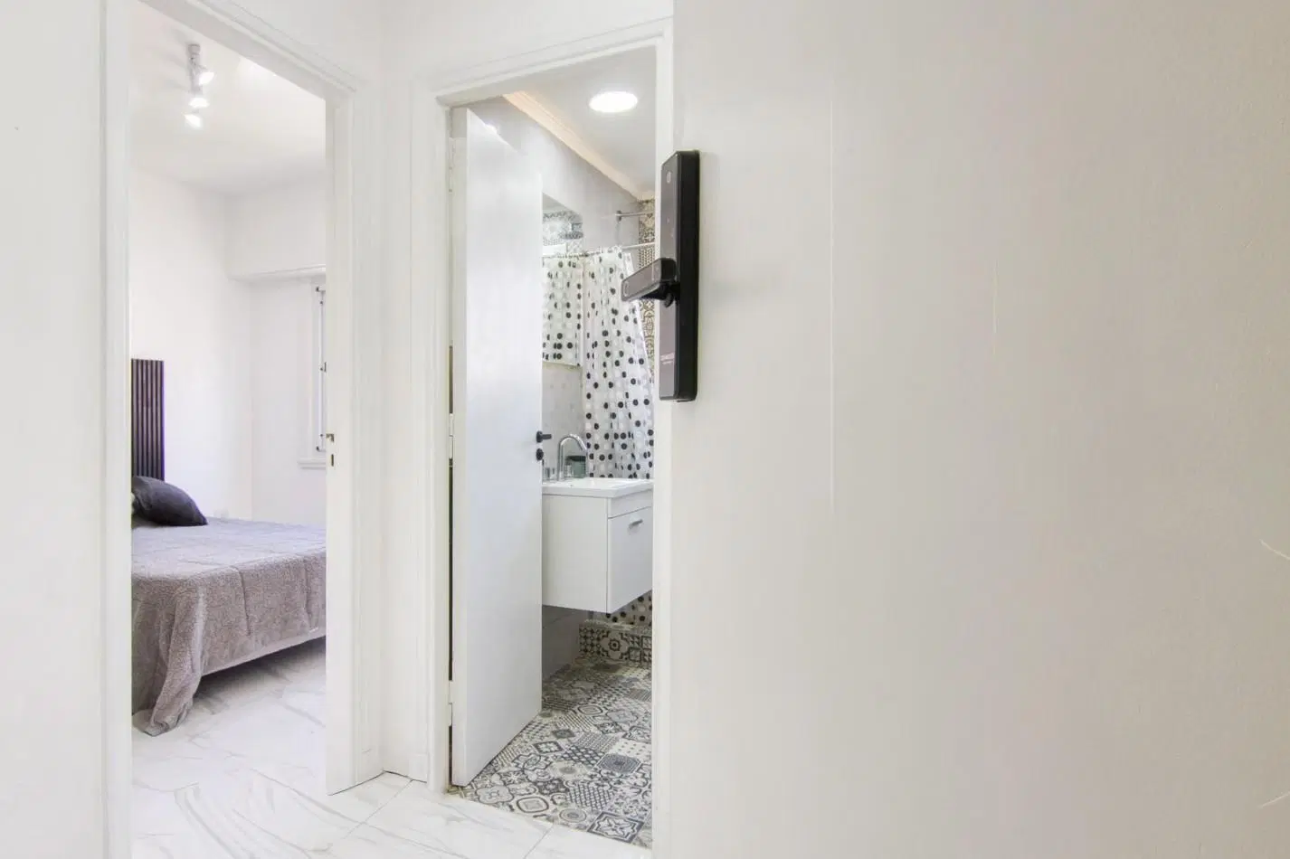 DEPARTAMENTO 2 AMBIENTES AL FRENTE CON BALCON FRANCES EN PLAZA COLON VENDE Y PERMUTA 2