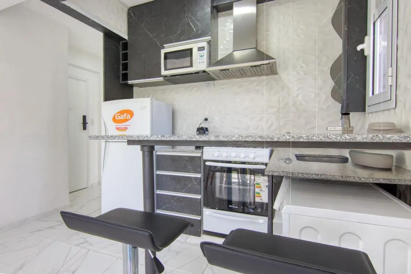 DEPARTAMENTO 2 AMBIENTES AL FRENTE CON BALCON FRANCES EN PLAZA COLON VENDE Y PERMUTA 5