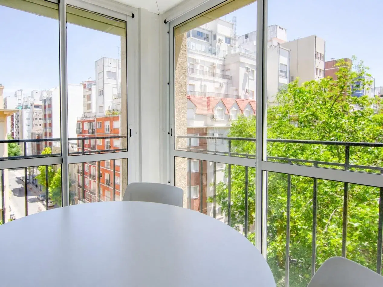 DEPARTAMENTO 2 AMBIENTES AL FRENTE CON BALCON FRANCES EN PLAZA COLON VENDE Y PERMUTA 3