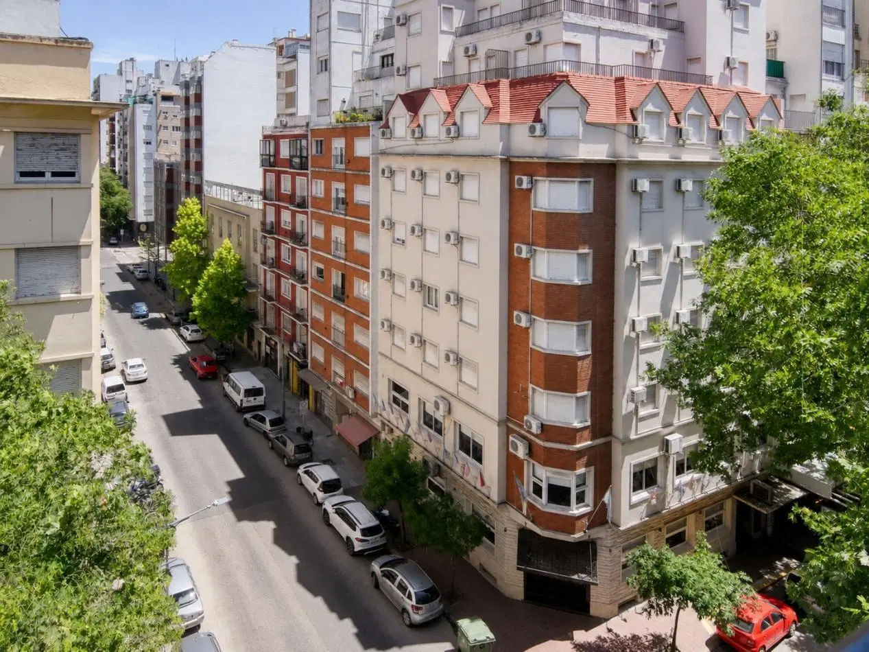 DEPARTAMENTO 2 AMBIENTES AL FRENTE CON BALCON FRANCES EN PLAZA COLON VENDE Y PERMUTA 2