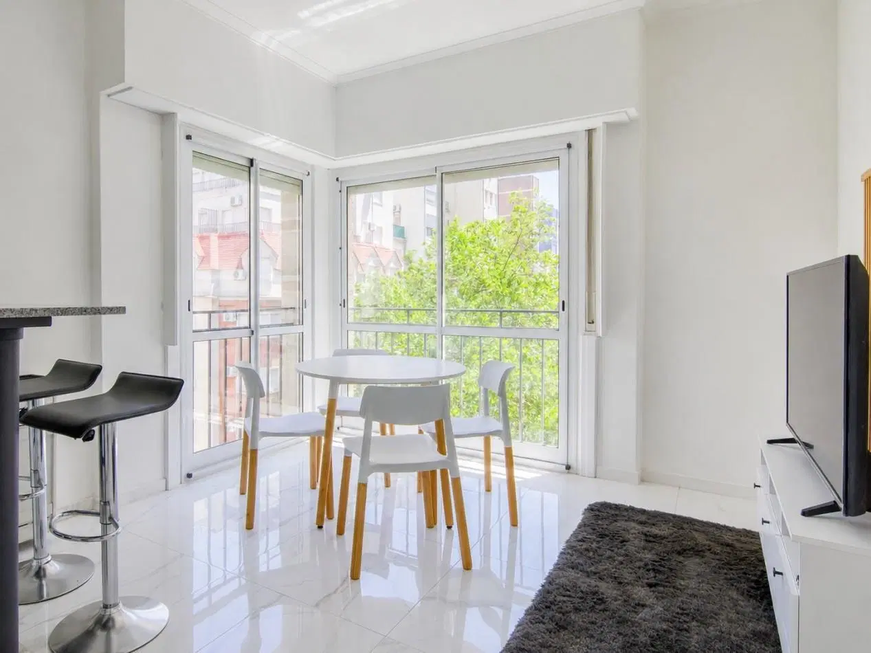 DEPARTAMENTO 2 AMBIENTES AL FRENTE CON BALCON FRANCES EN PLAZA COLON VENDE Y PERMUTA 1