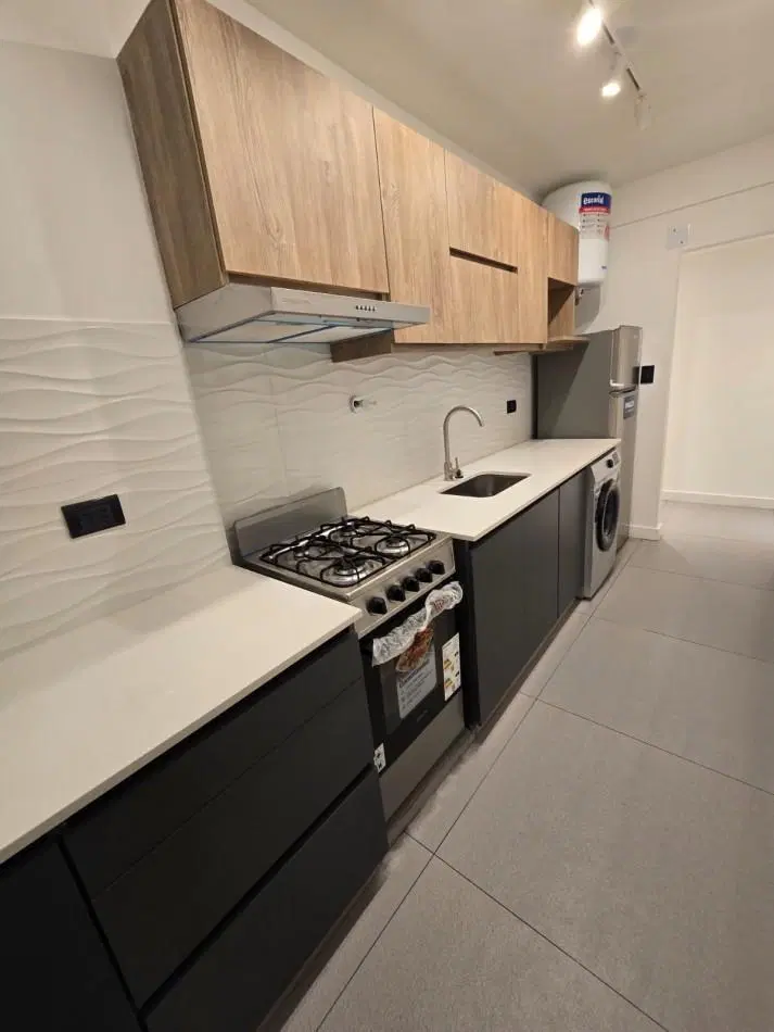 DEPARTAMENTO 2 AMB CON DEPENDENCIA, BALCON A LA CALLE Y TOILETTE DE SERVICIO 5