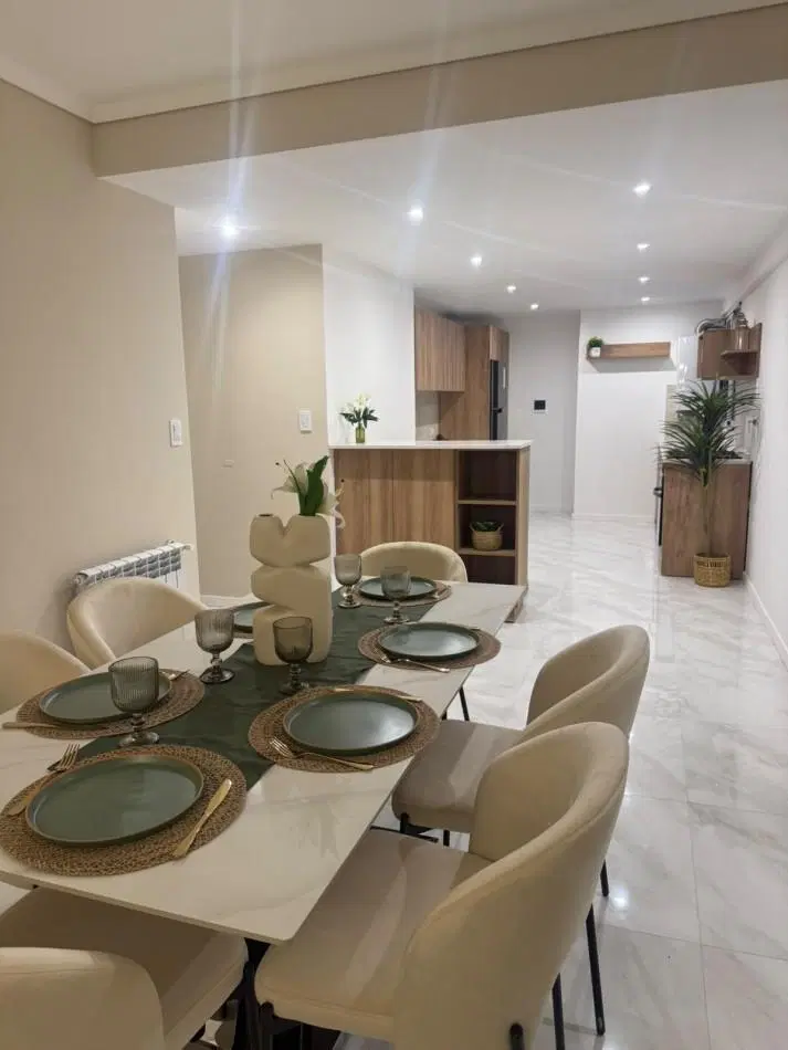DEPARTAMENTO 3 AMBIENTES CON BALCON CORRIDO A LA CALLE Y COCHERA EN ALDREY 5