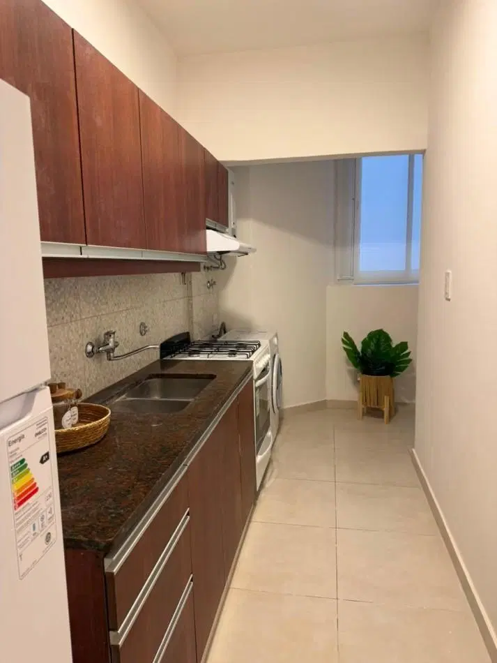 DEPARTAMENTO 2 AMBIENTES CON DEPENDENCIA Y BALCON A LA CALLE EN PLAZA COLON 5