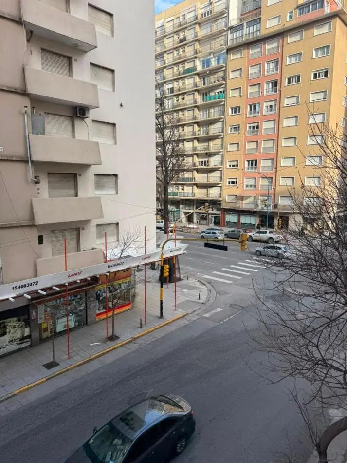 DEPARTAMENTO 2 AMBIENTES CON DEPENDENCIA Y BALCON A LA CALLE EN PLAZA COLON 4