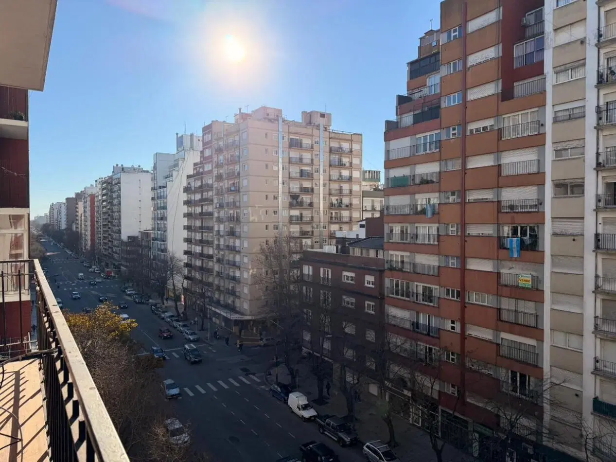DEPARTAMENTO 3 AMBIENTES RECICLADO AL FRENTE CON DEPENDENCIA Y BALCON SALIENTE EN PLAZA COLON 2