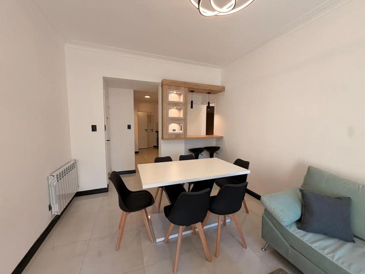 DEPARTAMENTO 3 AMBIENTES RECICLADO AL FRENTE CON DEPENDENCIA Y BALCON SALIENTE EN PLAZA COLON 5