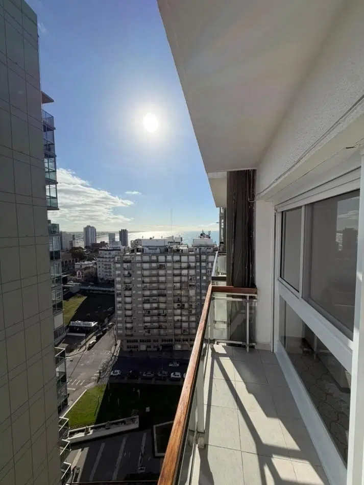 DEPARTAMENTO 2 AMBIENTES CON BALCON, COCHERA Y VISTA PANORAMICA AL MAR Y LAS SIERRAS EN PUNTA IGLESI 3