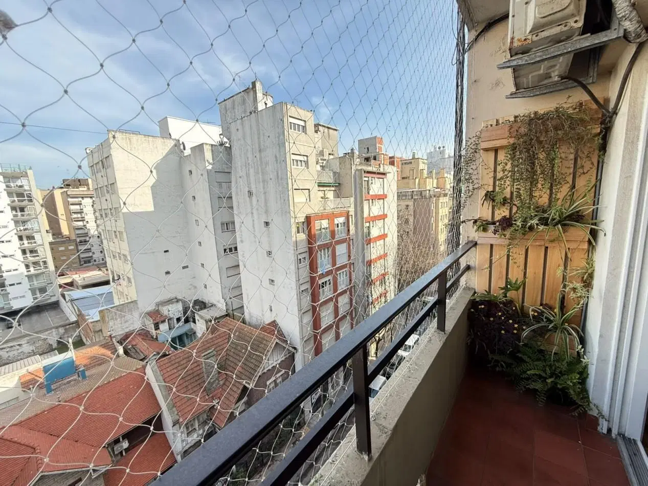 DEPARTAMENTO 1 AMBIENTE CON BALCON SALIENTE AL FRENTE EN ALDREY, A 250 MTS DE LA PLAYA 2