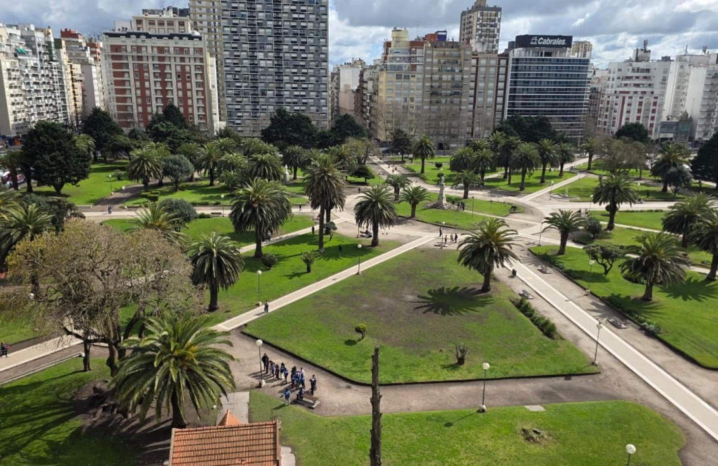 Foto de DEPARTAMENTO 3 AMBIENTES RECICLADO AL FRENTE CON VISTA A PLAZA COLON, imagen 3