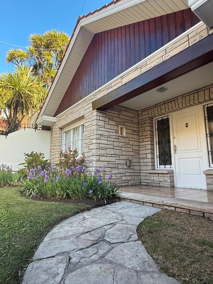Foto de CHALET 5 AMBIENTES CON JARDIN Y GARAJE VENDE Y PERMUTA EN STELLA MARIS, imagen 2