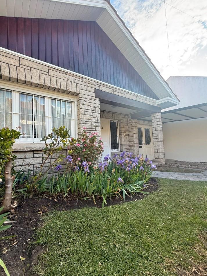Foto de CHALET 5 AMBIENTES CON JARDIN Y GARAJE VENDE Y PERMUTA EN STELLA MARIS, imagen 4