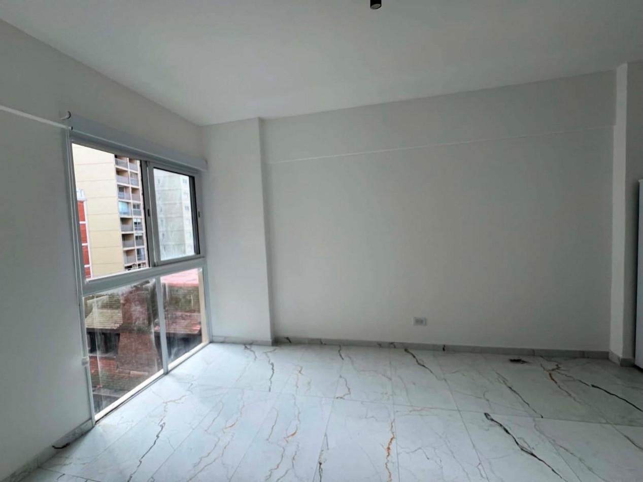 Foto de MONOAMBIENTE DE 18M2 AL LATERAL CON VISTA PARCIAL AL MAR, A POCOS, imagen 2