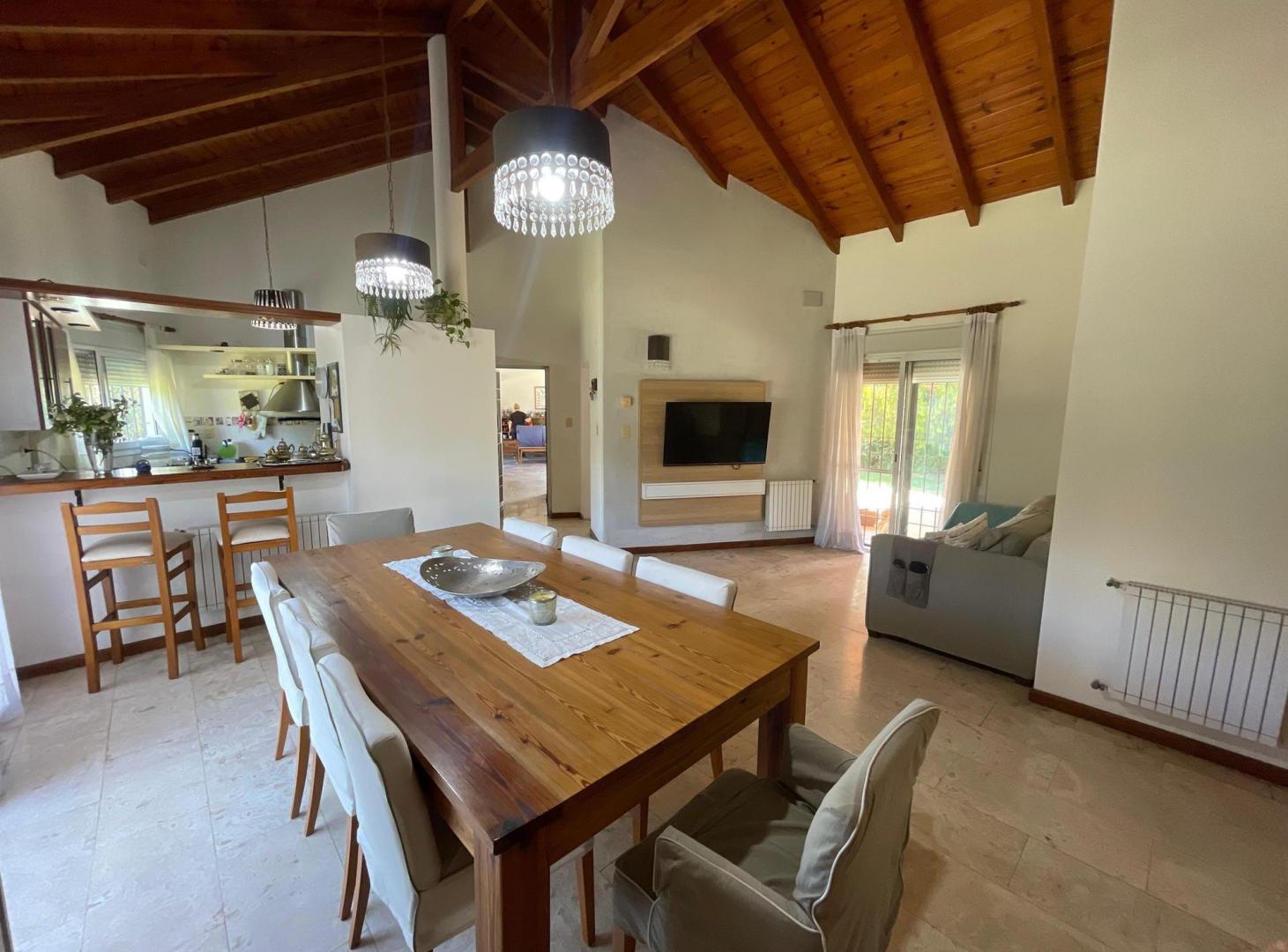 CASA EN VENTA ZONA SUR SOBRE VALPARAISO AL 5800 CON PILETA Y GRAN PARQUE