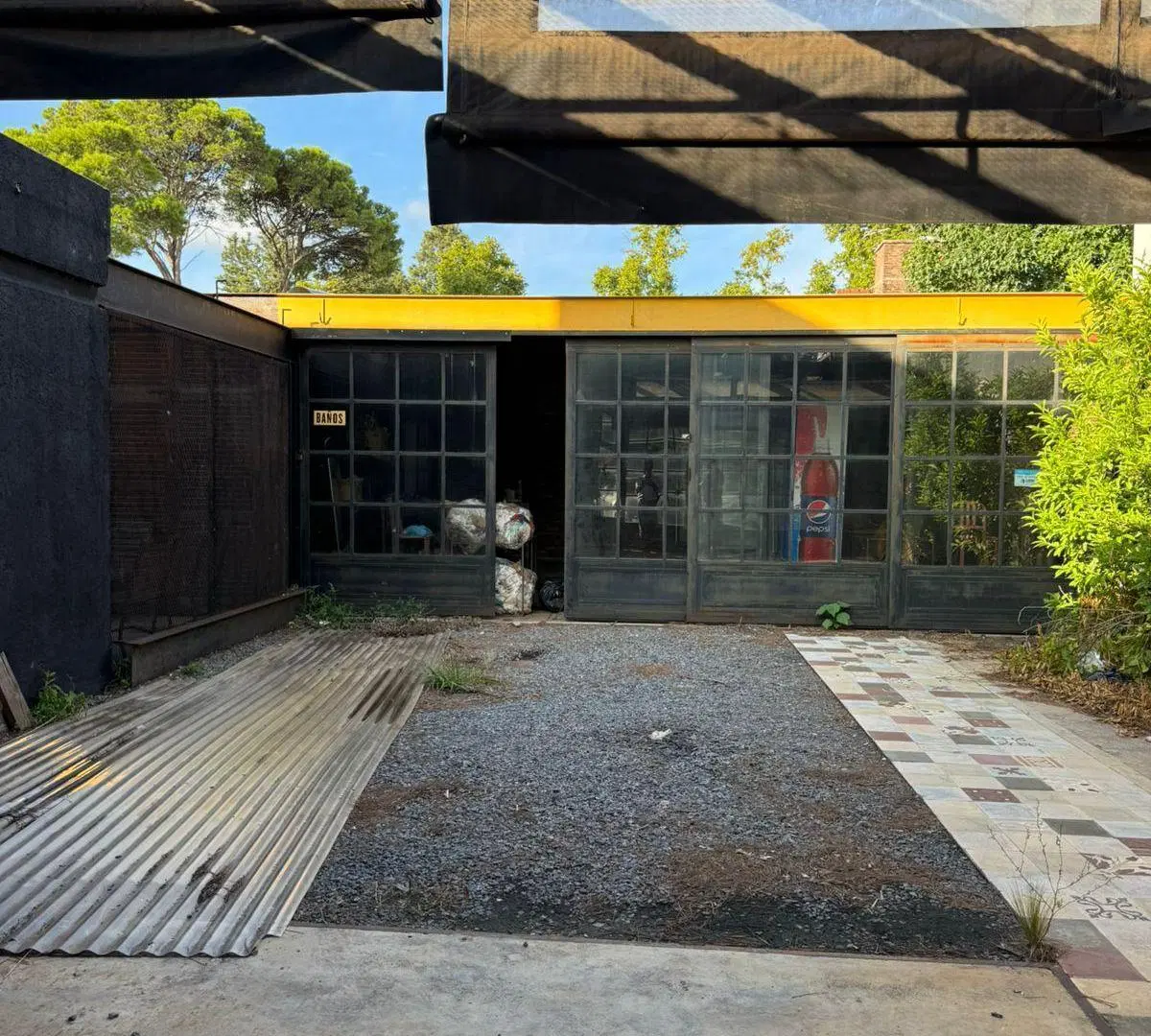 LOCAL COMERCIAL EN ALQUILER BARRIO JARDIN 5