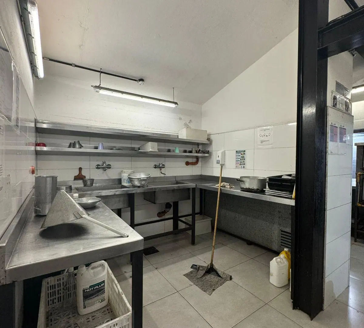 LOCAL COMERCIAL EN ALQUILER BARRIO JARDIN 4
