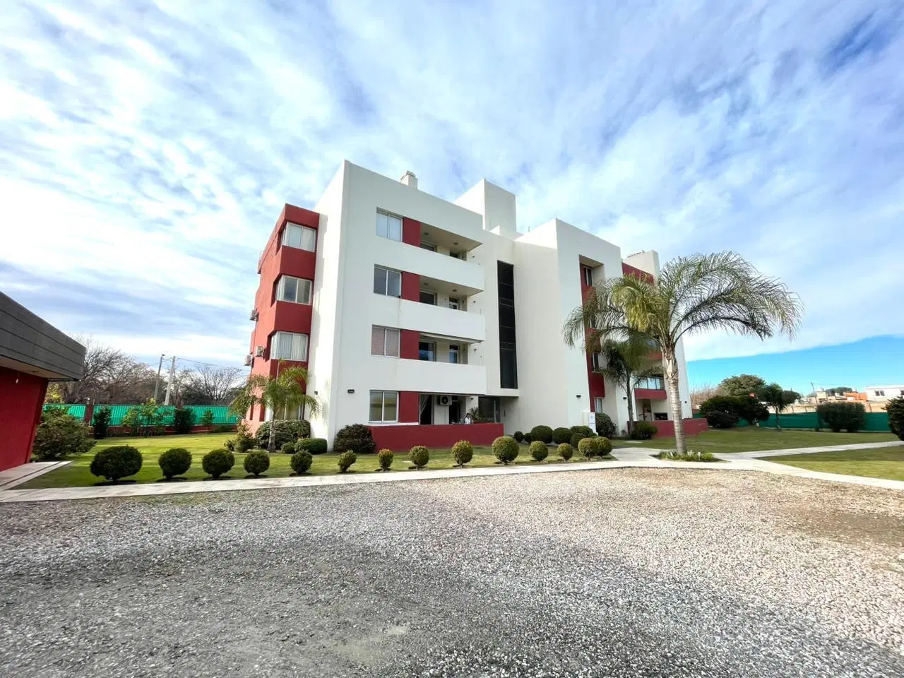 DEPARTAMENTO EN ALQUILER COMPLEJO CERRADO 3 DORMITORIOS CON COCHERA 2