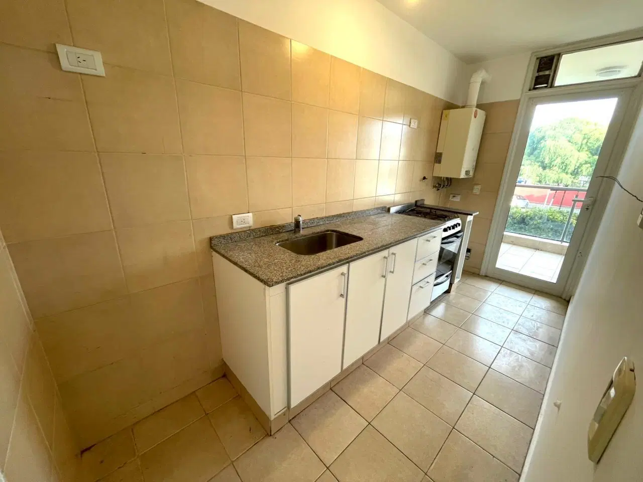 DEPARTAMENTO EN ALQUILER COMPLEJO CERRADO 3 DORMITORIOS CON COCHERA 4