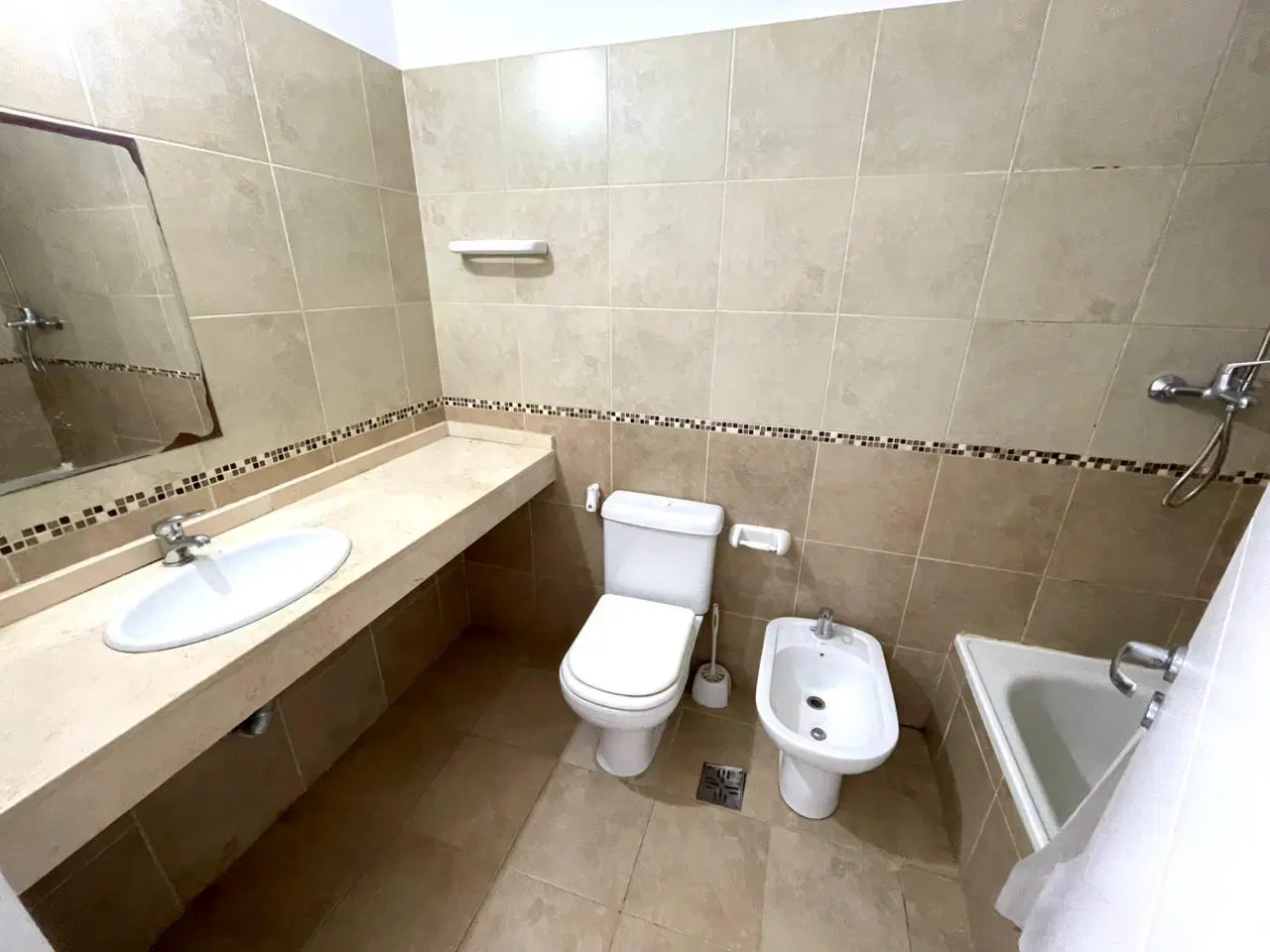 DEPARTAMENTO EN ALQUILER COMPLEJO CERRADO 3 DORMITORIOS CON COCHERA 5